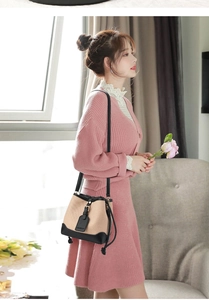 Détail du sac seau en paille avec bordure en cuir noir, cordon et étiquette de mode