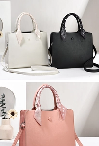Gros plan détaillé de sacs cabas texturés en blanc noir et rose avec foulards décoratifs