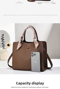 Détail d'un sac à main en cuir marron grainé lychee de 28cm x 11cm avec foulard en soie