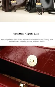 Détail de la boucle magnétique plaquée sur un sac à main en cuir PU plissé de couleur uni