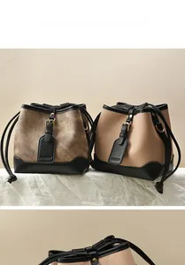 Détail de sacs seaux vintage en toile avec garniture en cuir et boucles dorées