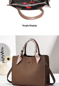 Vue détaillée de l'intérieur du sac cabas avec poches et poignée avec foulard en soie