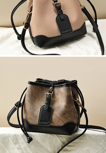 Détail du sac seau en toile et cuir noir avec étiquette de mode dorée élégante