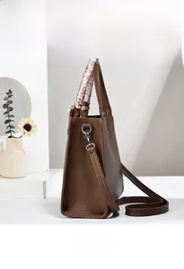 Détail d'un sac cabas en cuir marron à motif litchi avec foulard en soie et soufflets