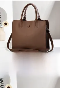 Vue arrière du sac cabas en cuir marron avec foulard floral élégant sur la poignée
