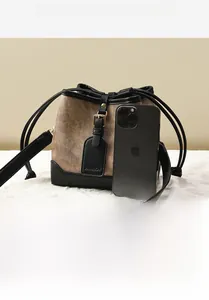 Capacité intérieure du sac seau en toile marron avec smartphone pour comparaison
