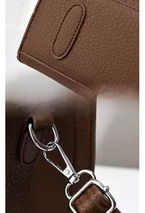 Détail du fond renforcé avec ferrures argentées et coutures précises sur le sac à main