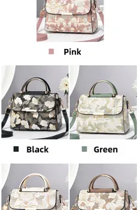 Collage de sacs à main brodés de fleurs en plusieurs couleurs avec poignées en métal