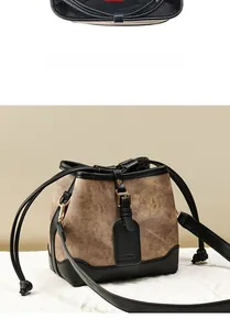Détail du sac seau vintage avec tissu texturé marron et finitions en cuir noir élégant