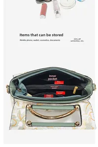 Détail des compartiments internes et de la capacité du sac à bandoulière fleuri