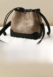 Vue arrière du sac seau marron texturé avec bordures noires et finitions dorées