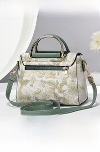 Détails de broderie florale et poche zippée sur le sac à main crème élégant