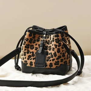 Sac seau à imprimé léopard avec bordures en cuir noir et détails dorés élégants