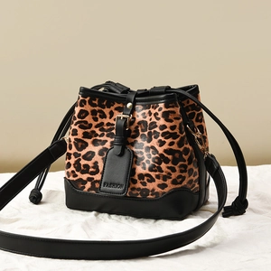 Sac seau à imprimé léopard avec bordure en cuir noir et bandoulière réglable