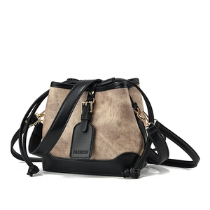 Sac seau classique en toile kaki avec garniture en cuir noir et détails dorés chics