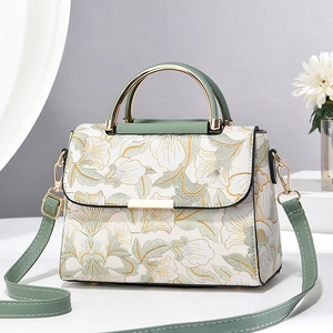 Sac à main élégant à imprimé floral avec bandoulière verte et fermoir doré
