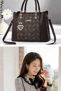 Gros plan du sac à main en cuir marron foncé avec pendentif cœur et motif monogramme