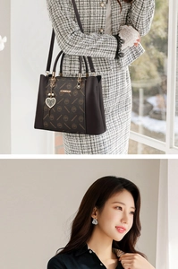 Détails d'un sac à main élégant en cuir avec motif monogramme et pendentif cœur doré