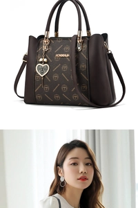 Détail du sac cabas en cuir motif litchi avec logo imprimé et pendentif coeur