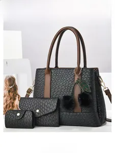 Dettaglio del set 3 in 1 borsa nera goffrata coccodrillo con manici marroni e ciondolo
