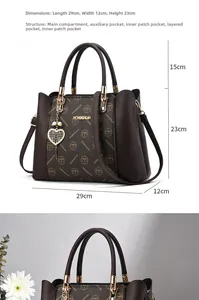 Dimensions détaillées du sac cabas imprimé marron avec breloque cœur et 29 cm de large