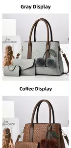Set dettagliato di borse tote con stampa serpente in grigio e caffè con ciondoli a pompon