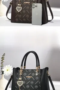 Détails de sacs structurés avec imprimé monogramme et pendentifs en perles cœur