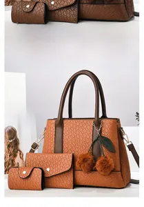 Dettaglio del set borsa tote marrone con pochette e ciondolo a forma di foglia fashion