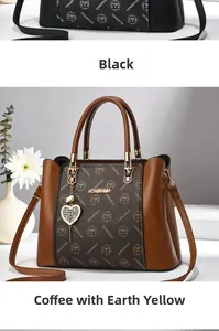 Détail de la texture imprimée et du pendentif en forme de cœur sur le sac à main