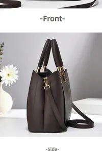Détail du sac cabas marron foncé avec imprimé monogramme, dorures et bandoulière amovible