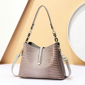 Taupefarbene Eimer-Tasche mit Krokostruktur, Kettenhenkel und goldener Schnalle für Damen