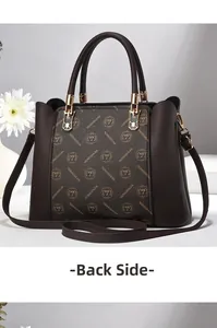 Vue arrière du sac à main en cuir marron foncé montrant les côtés et les détails dorés