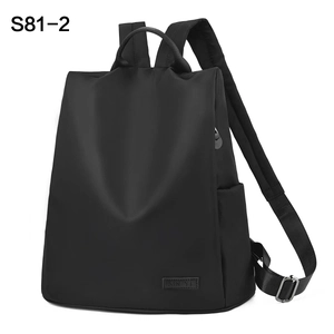 Détail du sac à dos noir minimaliste montrant la texture mate et le logo en cuir