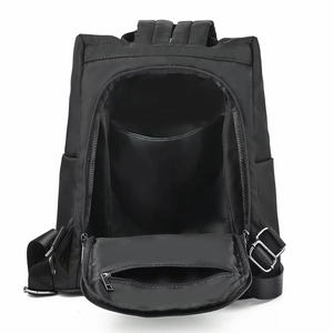 Vue détaillée de l'ouverture antivol au dos et de la poche intérieure zippée du sac à dos