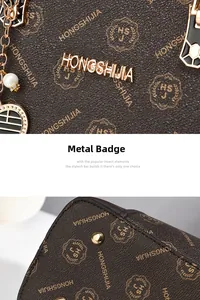 Détail de la plaque de logo dorée et texture cuir grainé avec charm en perles chic