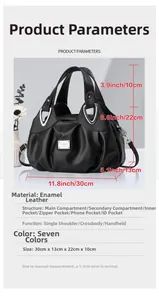 Détail du sac à main noir en cuir verni avec ferrures argentées et dimensions précises