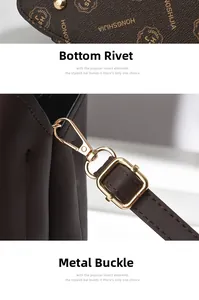 Détail du sac en cuir marron foncé montrant les rivets dorés et le mousqueton amovible
