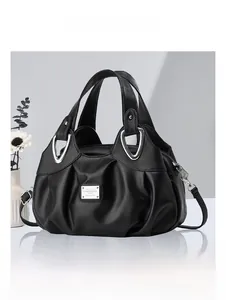 Détail du sac à main en cuir PU noir montrant la texture fine et les pièces en argent