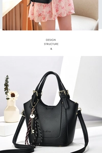 Détails du sac fourre-tout en cuir noir à motif litchi avec breloque et bandoulière