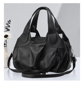Détail du sac cabas plissé noir montrant la texture mate douce et la bandoulière