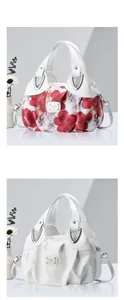 Gros plan sur des sacs à main en cuir à fleurs et blanc avec détails plissés élégants
