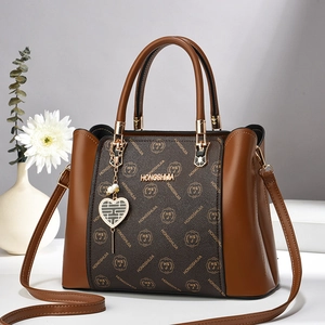 Sac à main élégant patchwork marron en toile monogramme avec pendentif cœur doré
