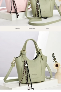 Détails de la texture litchi sur des sacs seaux vert clair et rose avec ornements