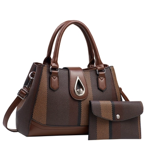 Sac à main pour femme marron tissé avec fermoir métallique et petite pochette assortie