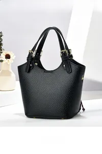 Détails de sac cabas en similicuir grainé noir avec boucles métalliques dorées chic