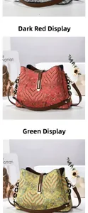 Vue détaillée des sacs à main vintage avec nœuds en vert et rouge et broderies ondulées