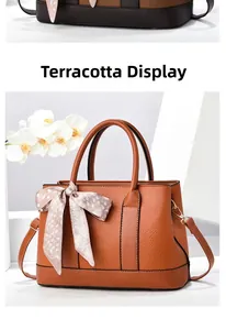 Détail du sac seau jaune terre avec texture litchi et foulard floral sur l'anse