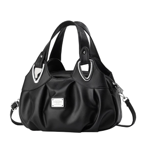 Sac à main noir plissé avec bandoulière longue et plaque métallique sur l'avant