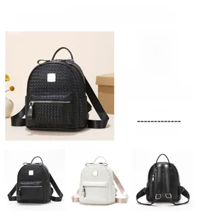 Détails de la texture tissée du sac à dos en similicuir avec guide des tailles