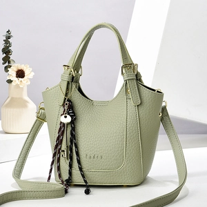 Sac fourre-tout vert sauge en cuir grainé avec logo embossé et porte-clé à glands